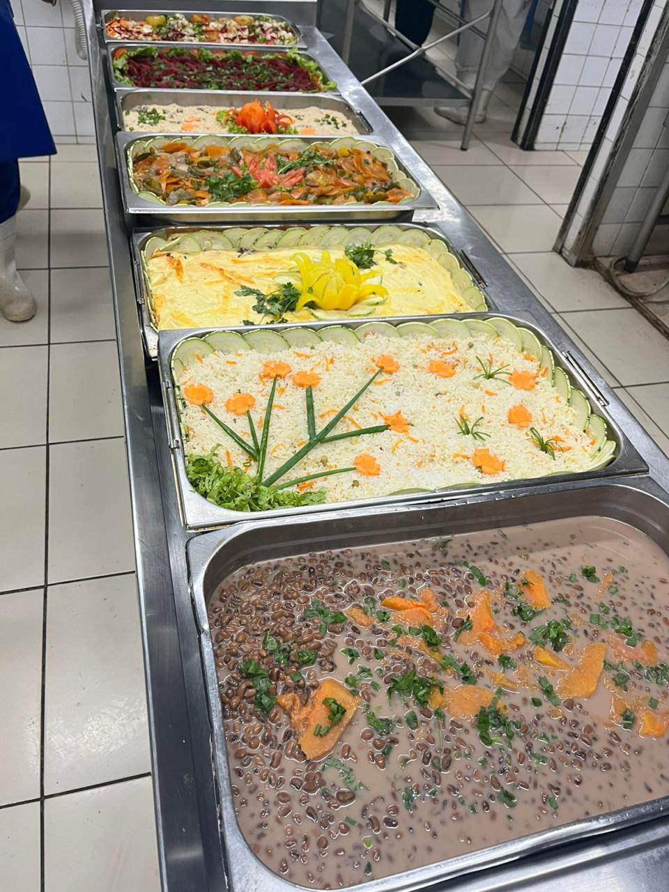 Buffet completo preparado e servido pela CRS Alimentos